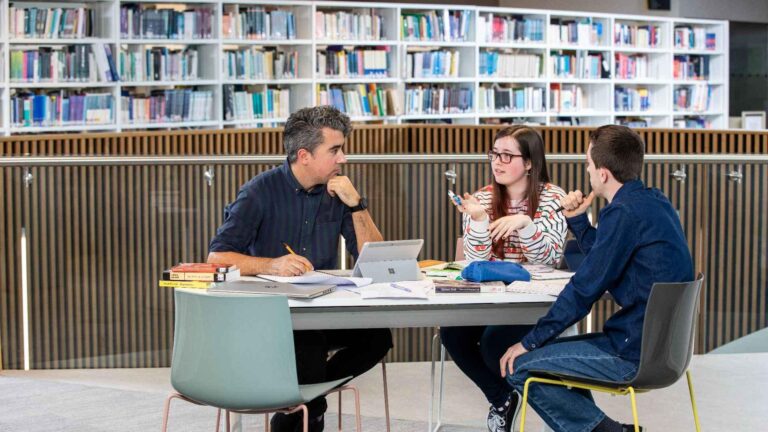 Cambridge’s tourism risks commodifying students – varsity.co.uk