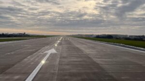 Leeds Bradford Airport closes due to ‘unforeseen issue with the runway’ as flights cancelled – Manchester Evening News