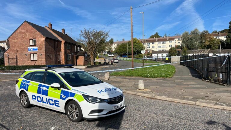 Murder investigation in Leicester after man found dead in street – BBC Murder investigation in Leicester after man found dead in street – BBC