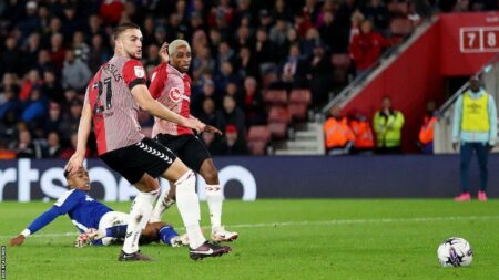 Ipswich Town 1-1 Southampton: Tractor Boys and Saints draw in Championship – BBC