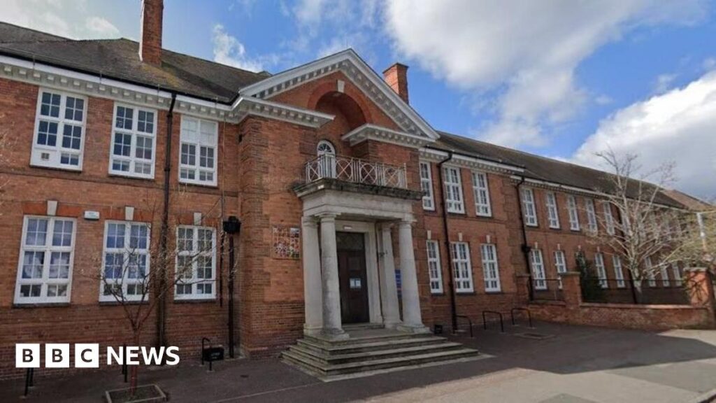 Boy hospitalised after attack by gang outside Swindon school – Swindon Advertiser