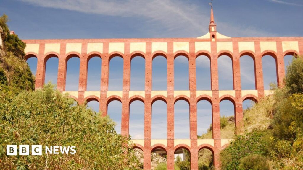 Reading Cemetery Junction arch shut for safety reasons – BBC