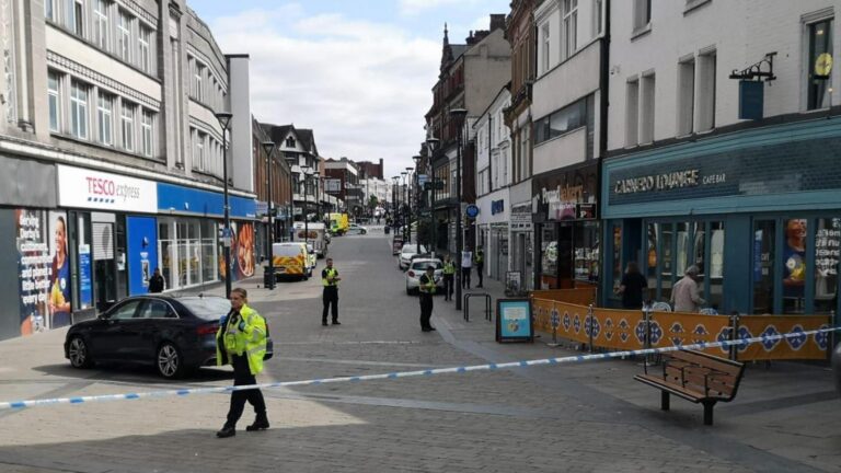 Bank customer stabbed to death inside Lloyds Bank branch in Derby – The Guardian Bank customer stabbed to death inside Lloyds Bank branch in Derby – The Guardian