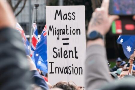 Pro and anti-immigration groups gather on Portsmouth seafront – BBC